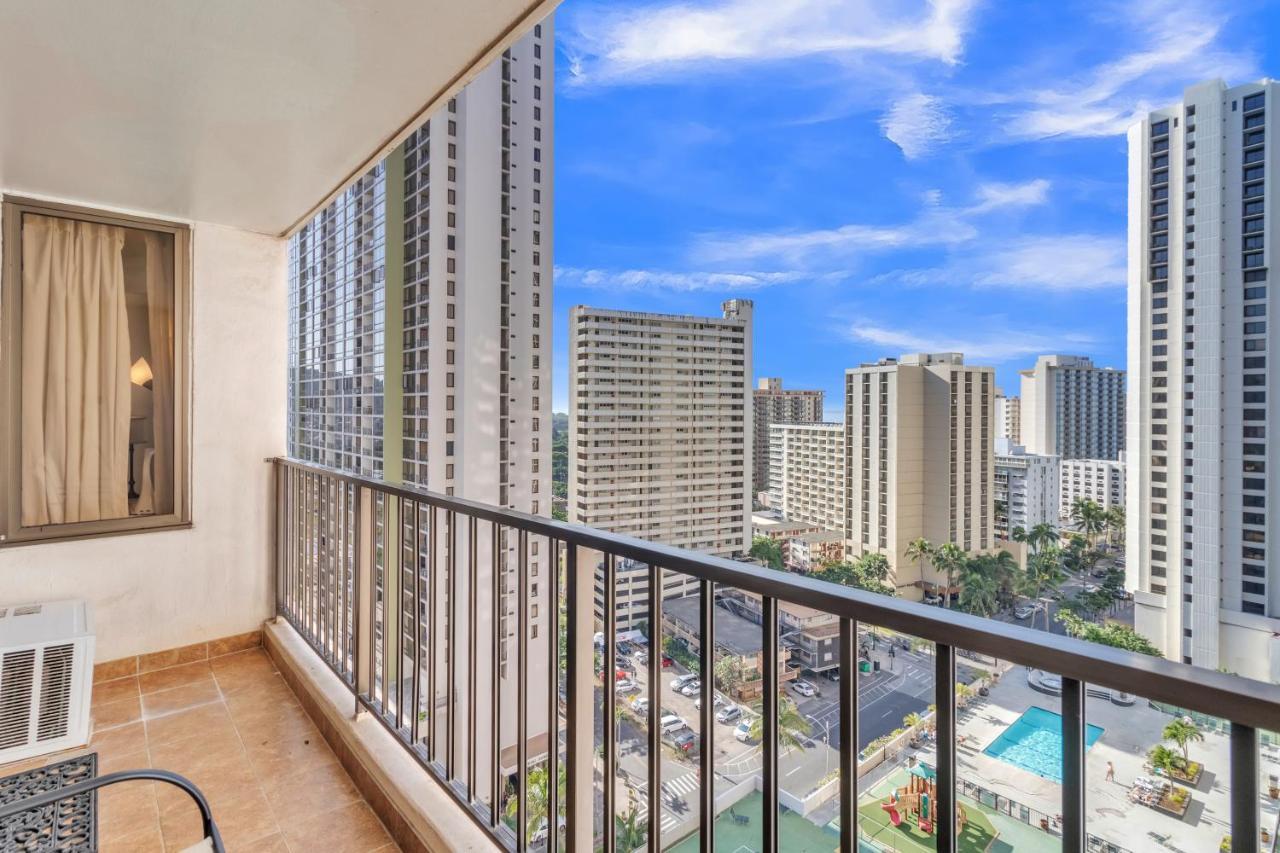 הונולולו Sea View Condos At The Waikiki Banyan - Free Parking! מראה חיצוני תמונה