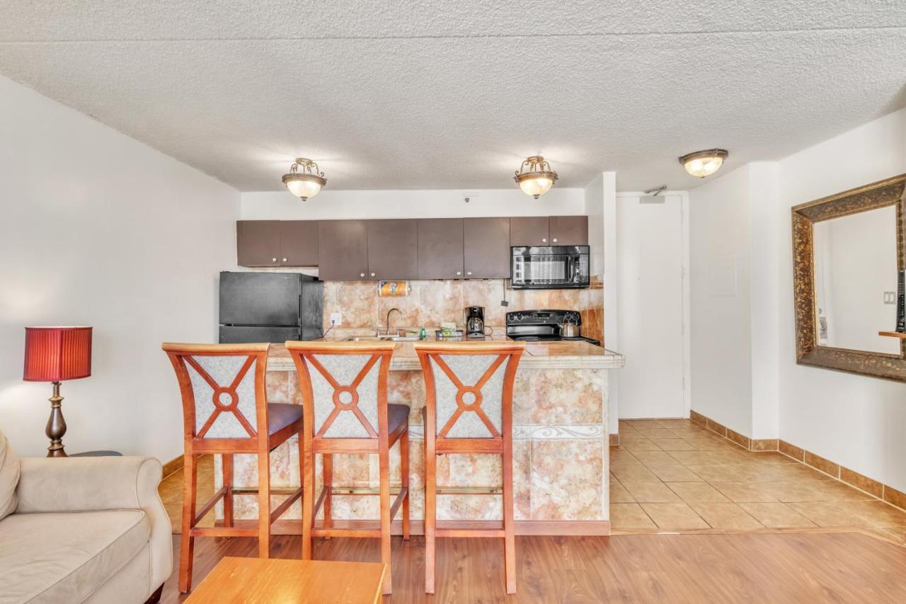 הונולולו Sea View Condos At The Waikiki Banyan - Free Parking! מראה חיצוני תמונה